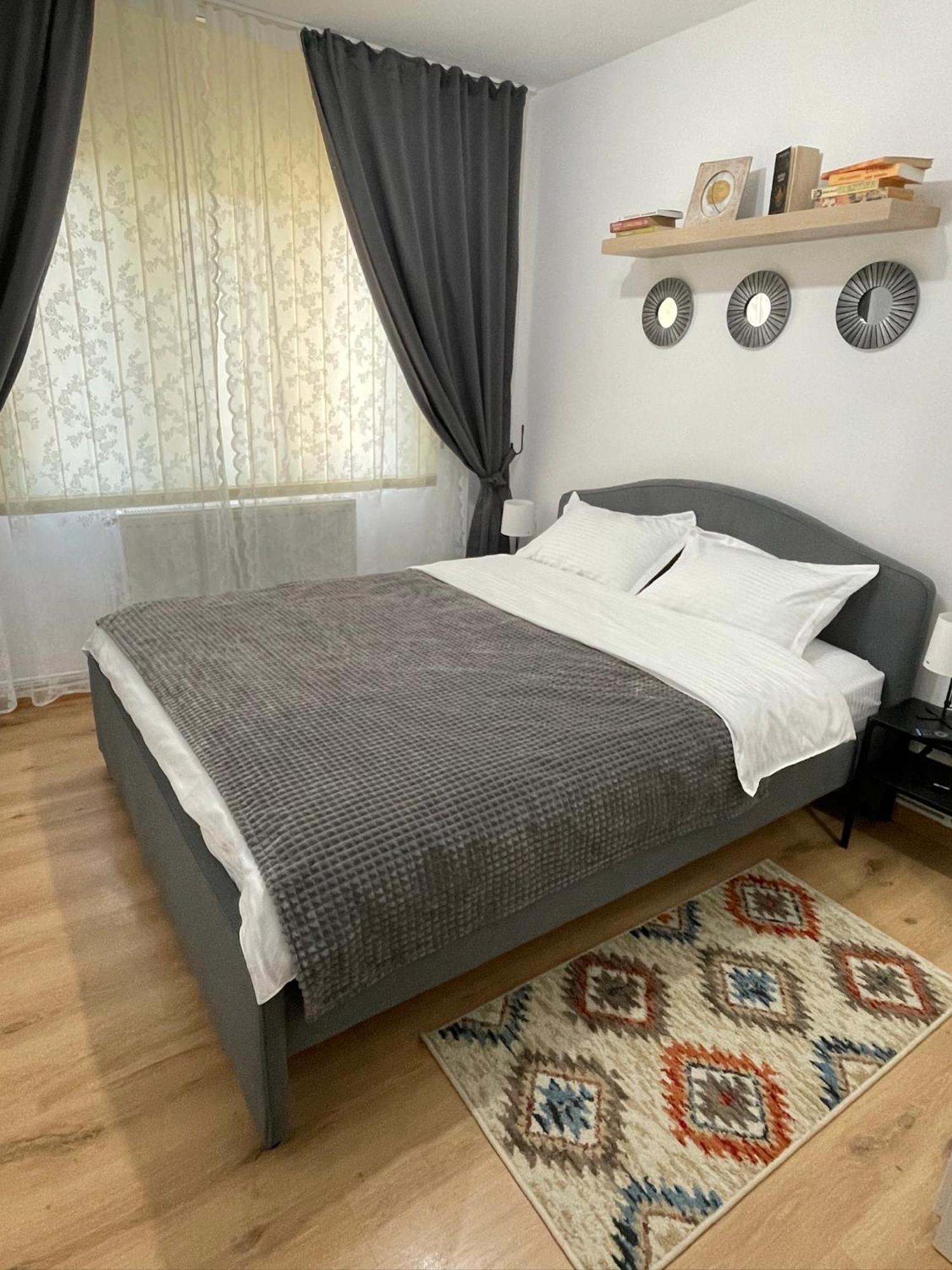 Apartament Cina Husi Экстерьер фото